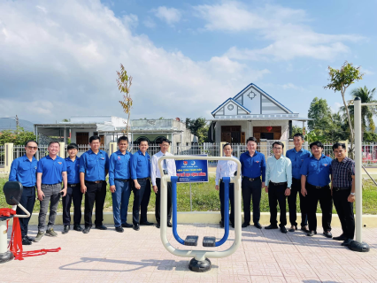 Chi đoàn Sở Nội vụ tham gia phát động tháng Thanh niên và trao công trình thanh niên